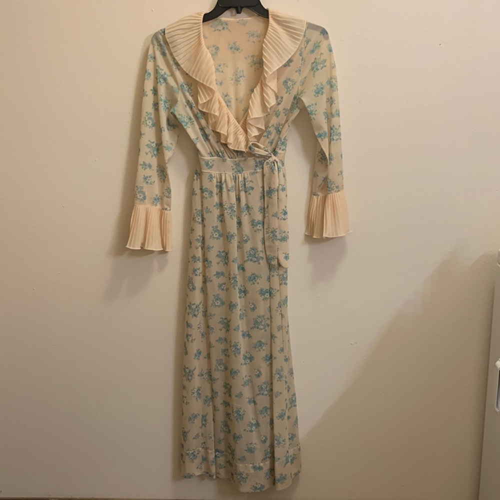Vintage turquoise floral robe